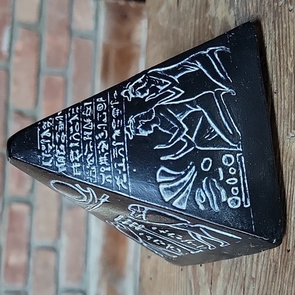 EGYPTIAN PYRAMID SCULPTURE - Picture 3 of 8